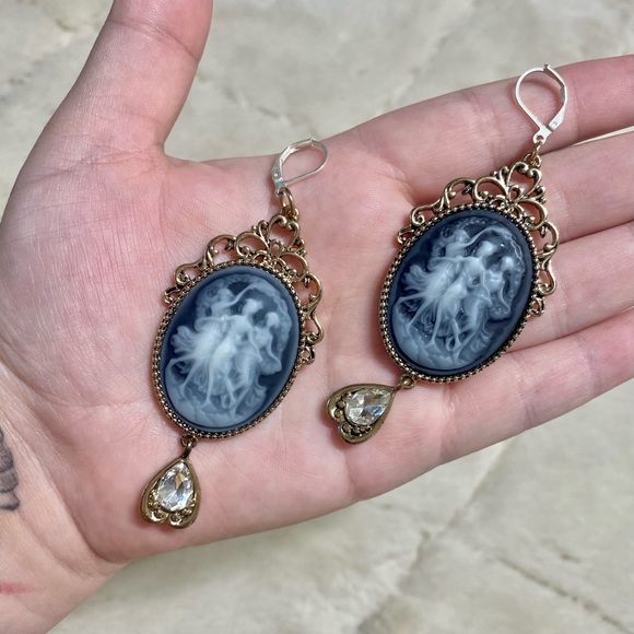 SOLD • Vintage “The Three Graces” Cameo Earrings - Picture 4 of 5